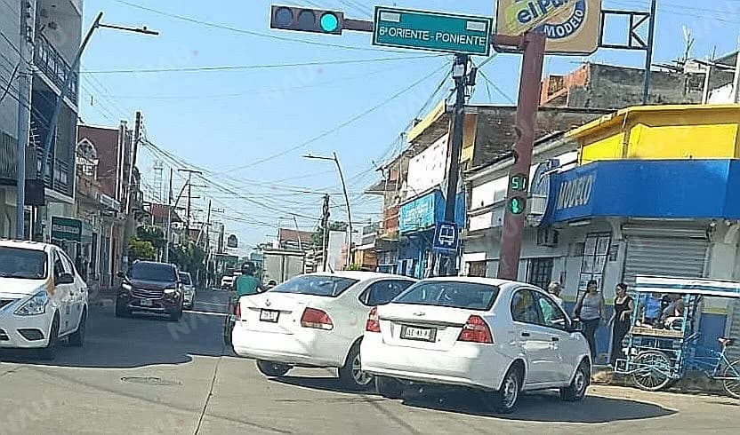 Choque en el centro de Tapachula deja daños materiales