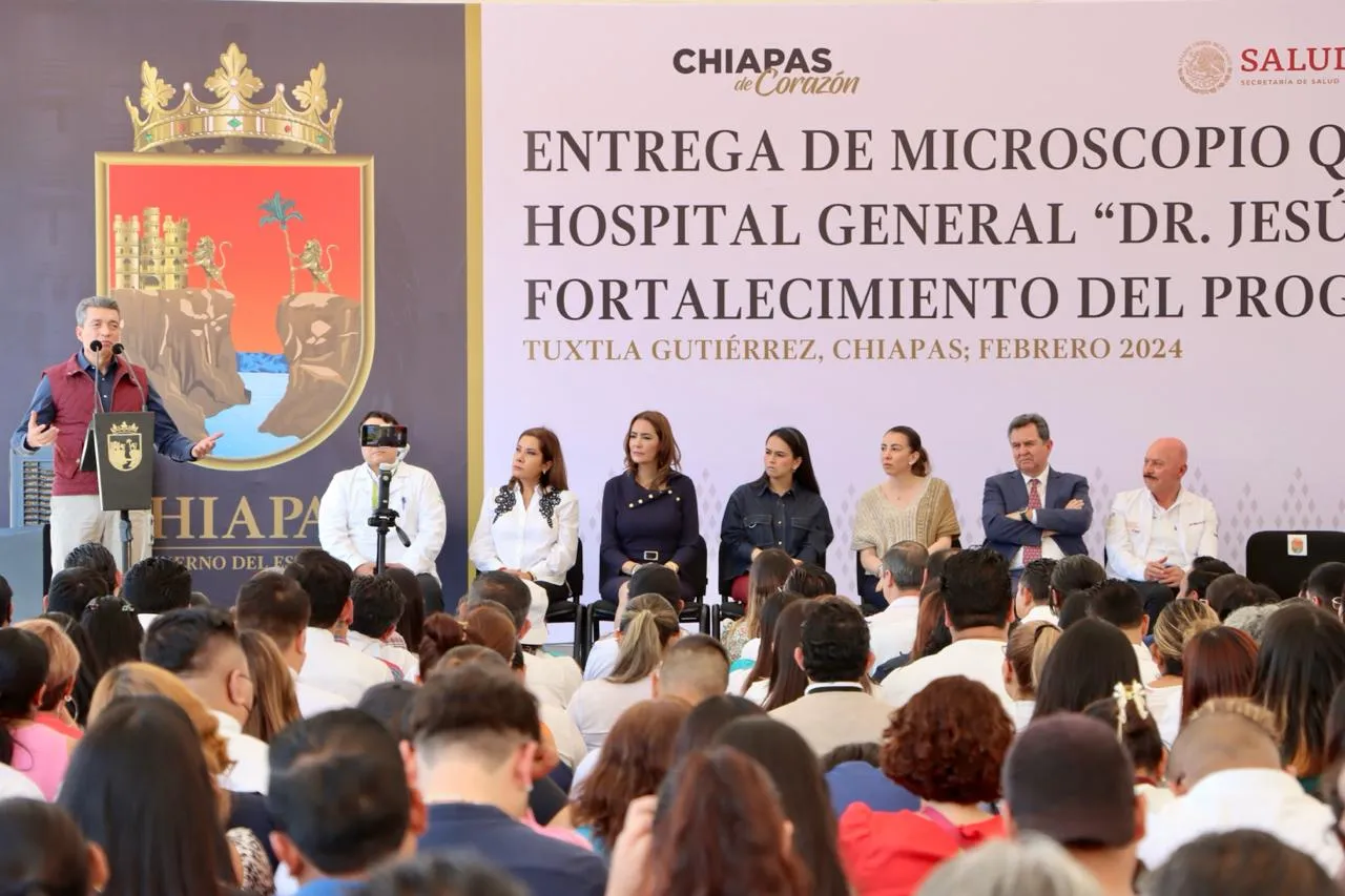 Rutilio Escandón entrega equipo médico para fortalecer acciones contra enfermedades visuales y respiratorias