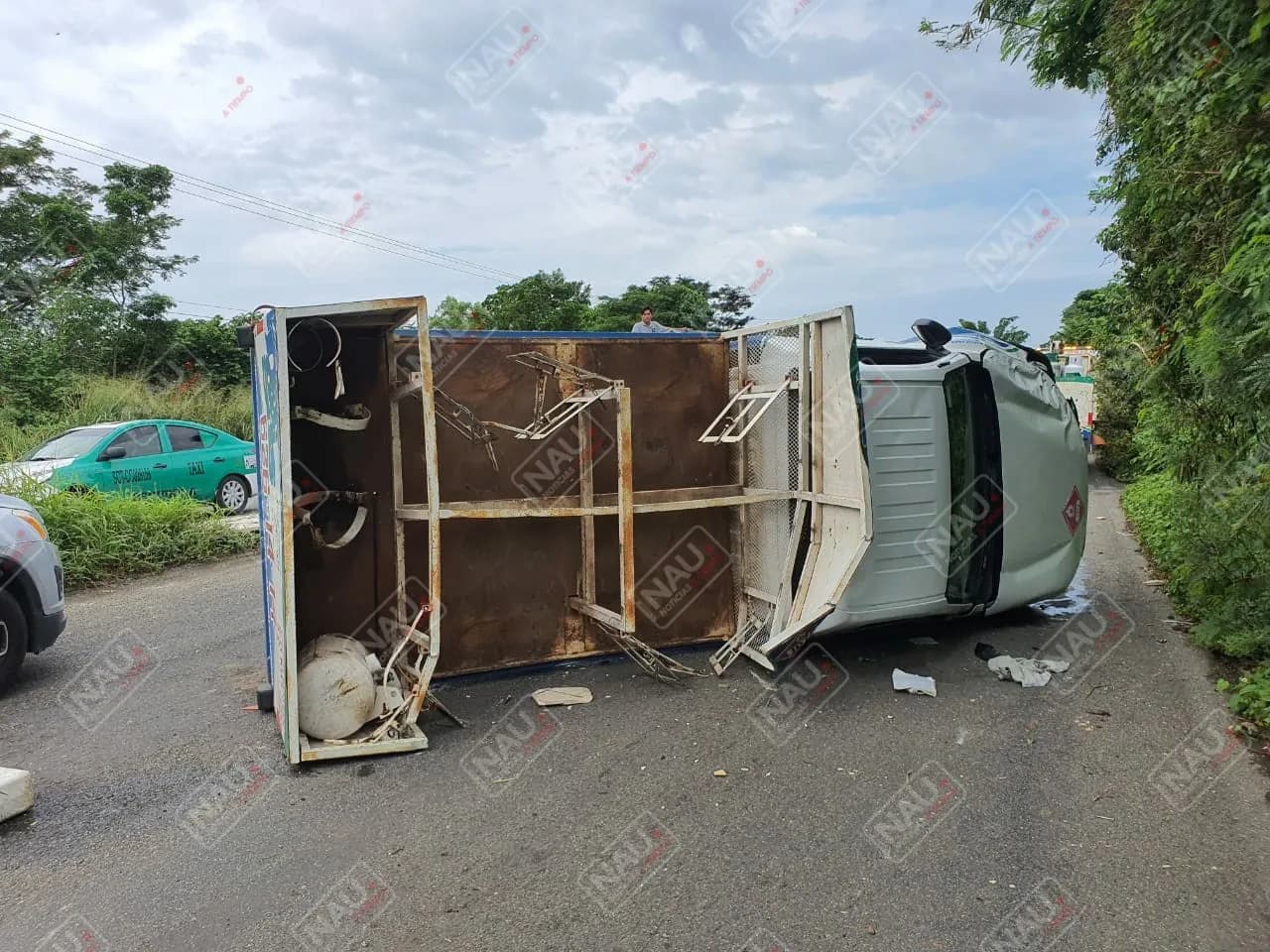 Vuelca carro repartidor de gas en la carretera costera