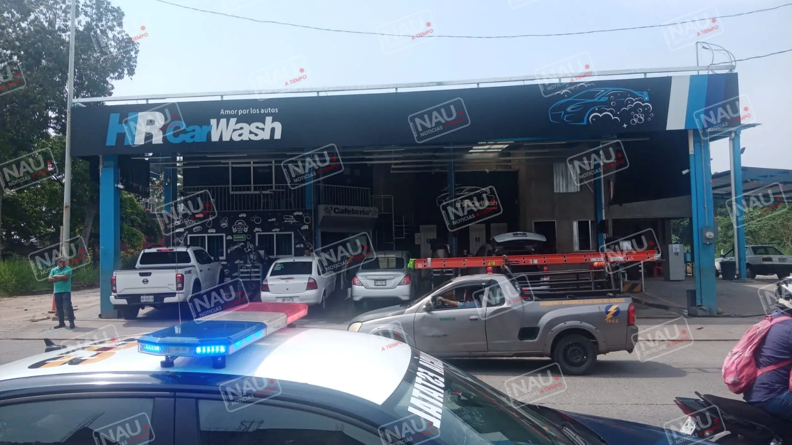 Lava autos atropella a dos motociclistas
