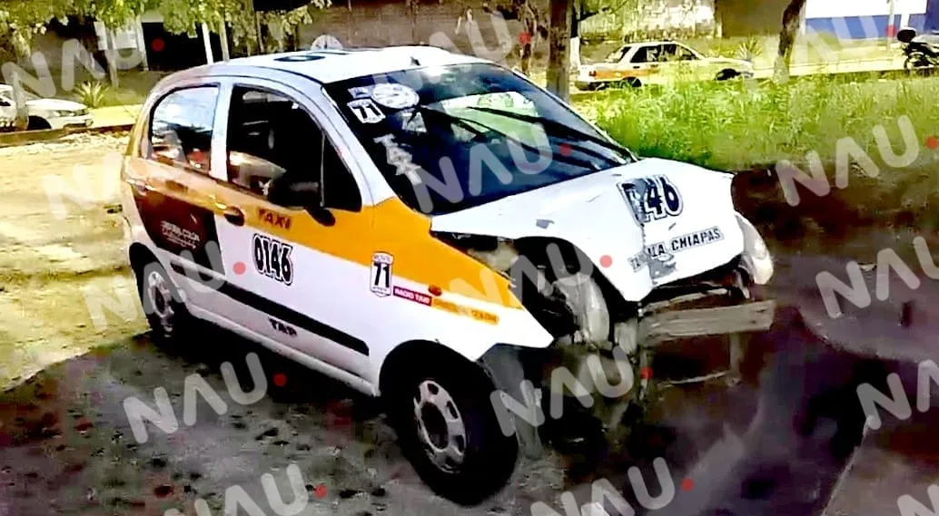 Taxista derriba un poste de luz