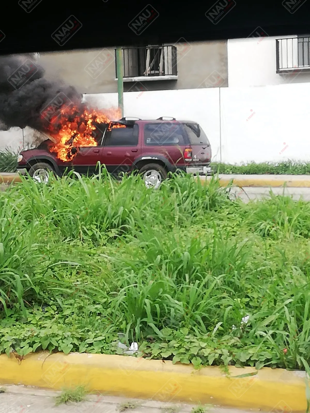 PC sofoca incendio de un vehículo
