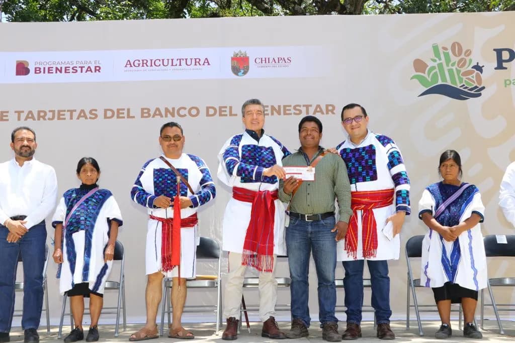 Rutilio Escandón encabeza entrega de tarjetas del Programa Producción para el Bienestar en San Juan Cancuc
