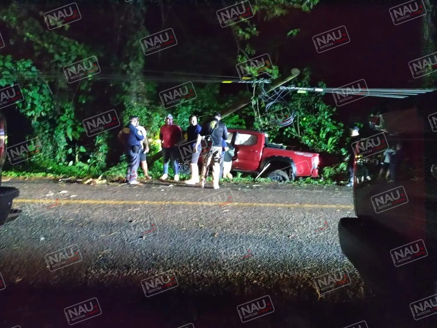Cae árbol encima de un Carro en Cacahoatán