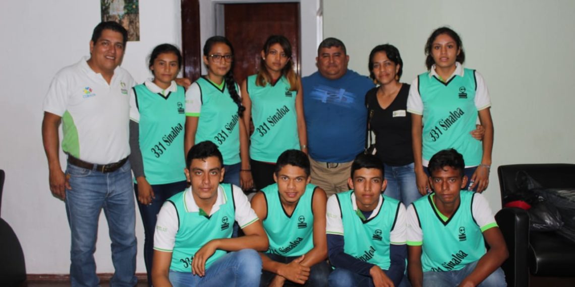 Carlos Calvo felicita a los atletas del Cobach 331 del ejido Sinaloa