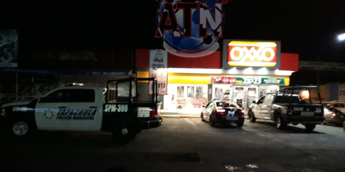 Asaltan Oxxo con violencia