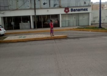 Le robaron 22 mil pesos después de salir de banco