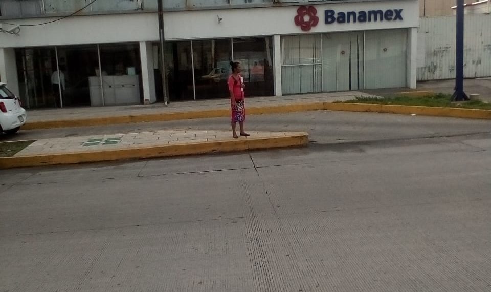 Le robaron 22 mil pesos después de salir de banco