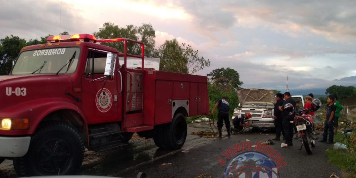 Bomberos rescata camioneta que casi si inundada