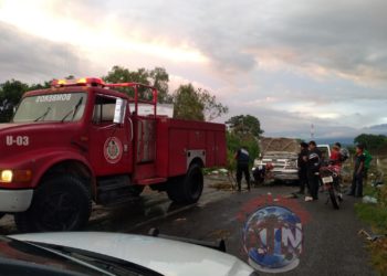 Bomberos rescata camioneta que casi si inundada