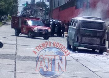 Se incendia combi particular