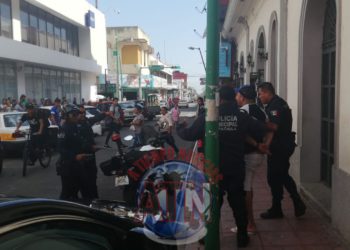 Cubano choca contra carros y un poste en el centro de Tapachula