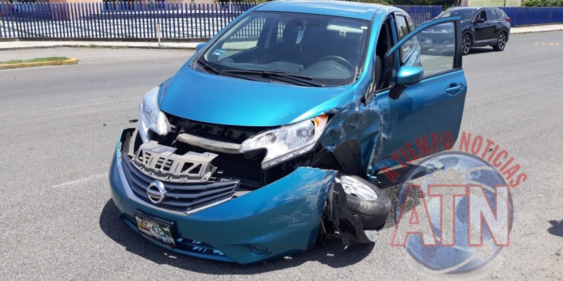 Solo daños en percance en el bulevar Antiguo Aeropuerto