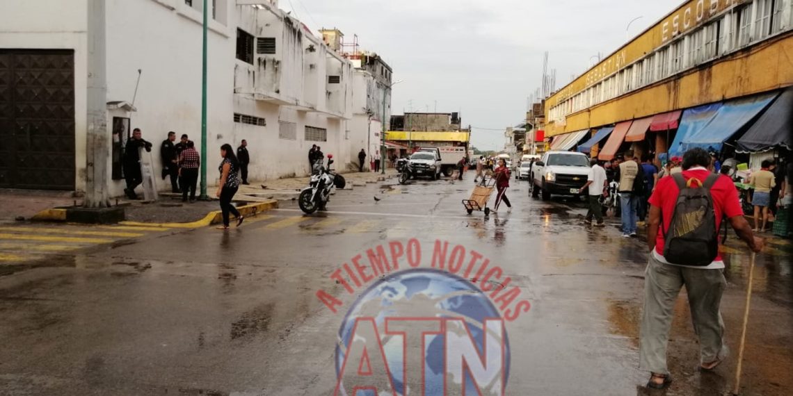 Desalojan a más de 300 comerciantes informales del primer cuadro de la ciudad