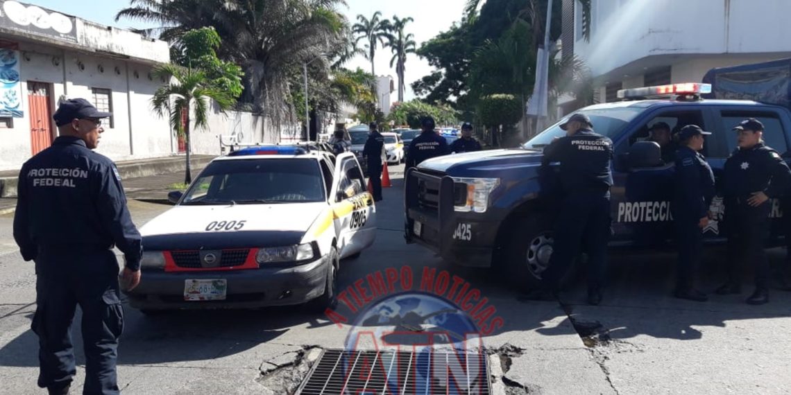 Camioneta de la Policía Federal choca contra taxi, 4 lesionados