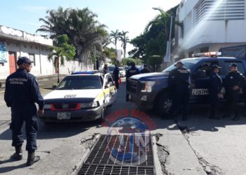 Camioneta de la Policía Federal choca contra taxi, 4 lesionados