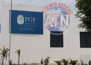 Roban motocicleta de una casa