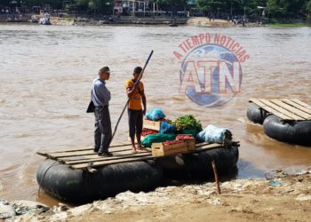 Balseros corren a policías navales del Suchiate