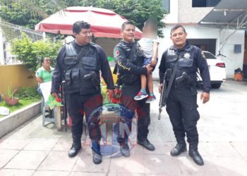 Policías motorizados de la policía estatal preventiva, localizan a niño migrante desaparecido