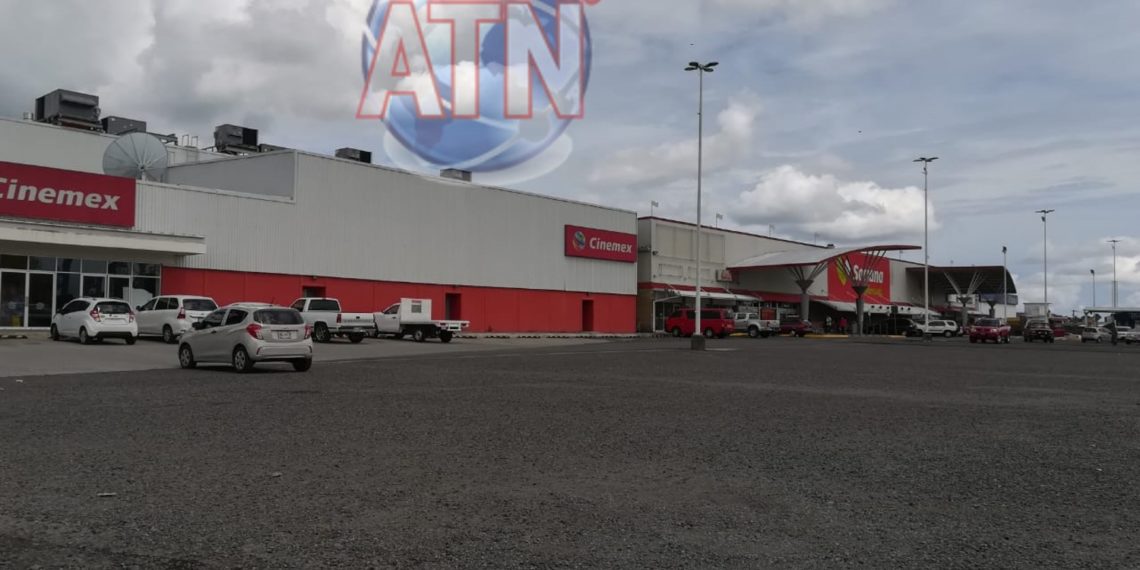 Roban taxi con lujo de violencia en el estacionamiento de Soriana