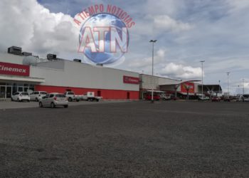 Roban taxi con lujo de violencia en el estacionamiento de Soriana