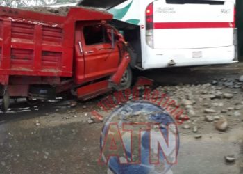 Camión choca contra autobús