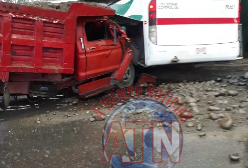 Camión choca contra autobús