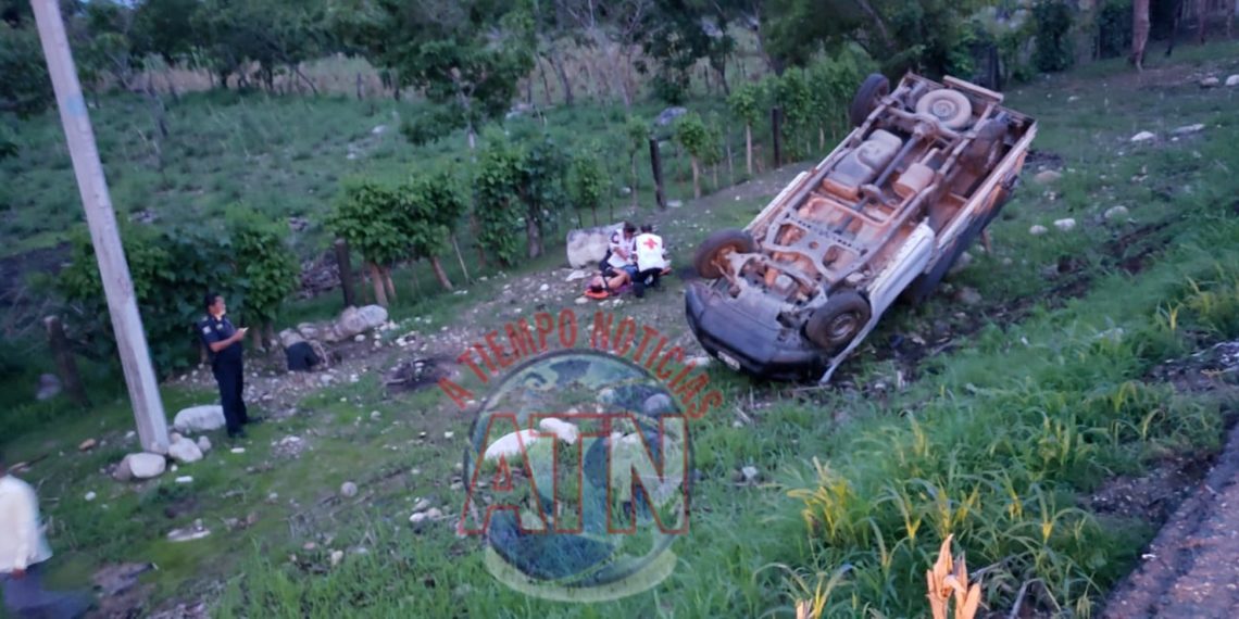 Tres lesionadas en volcadura de un vehículo en Mapastepec