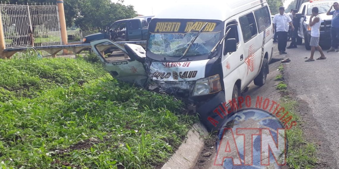 Combi Colectiva se sale de la carretera y deja tres lesionados