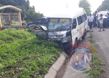 Combi Colectiva se sale de la carretera y deja tres lesionados