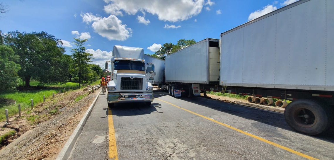 Chocan dos tráileres en la costera