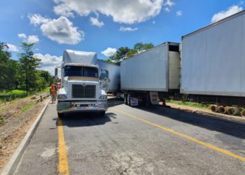 Chocan dos tráileres en la costera