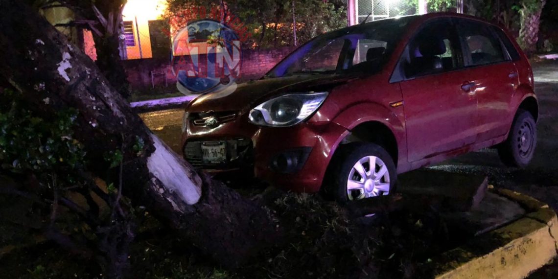 Abandonan vehículo chocado en la colonia Nuevo Mundo