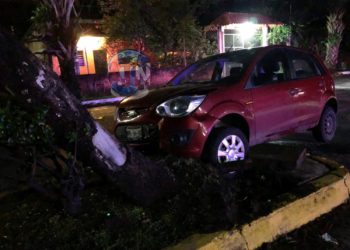 Abandonan vehículo chocado en la colonia Nuevo Mundo