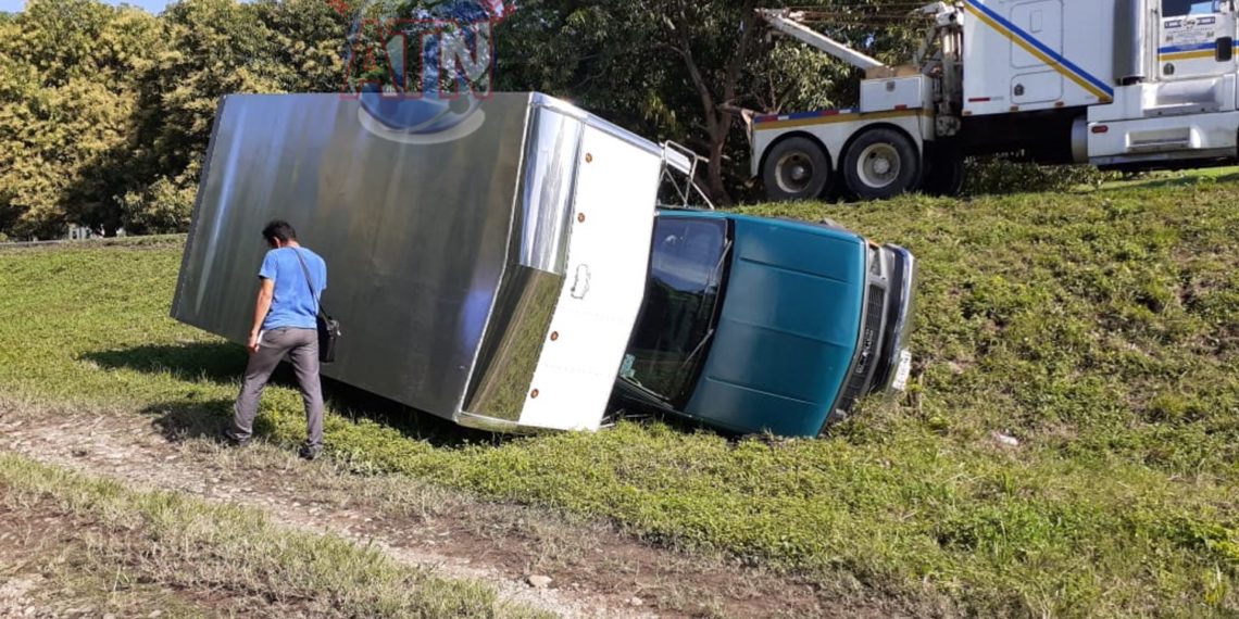 Vuelca camión cargado de medicamentos