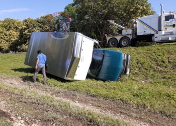 Vuelca camión cargado de medicamentos