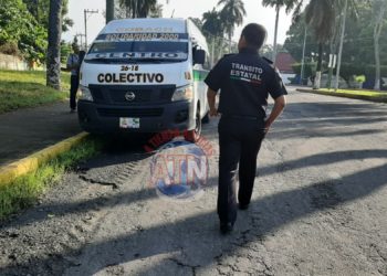 Le falló los frenos a una combi colectiva