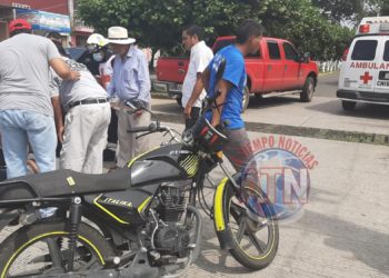 Dos lesionados al chocar vehículo contra motocicleta