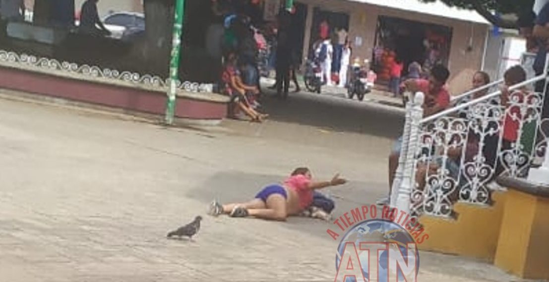 Mujer escandalizaba en el parque Central