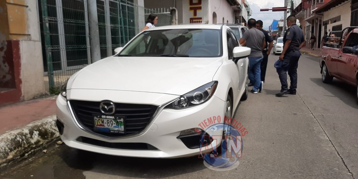 Le pego a un automóvil estacionado