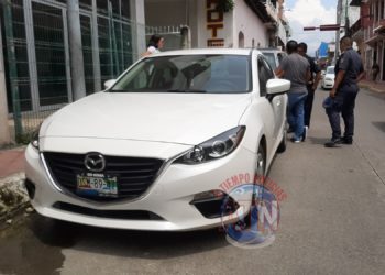 Le pego a un automóvil estacionado