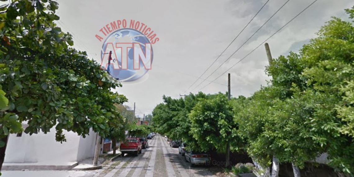 Dos sujetos en motocicleta asaltan a joven mujer