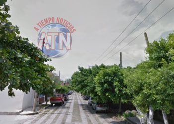 Dos sujetos en motocicleta asaltan a joven mujer