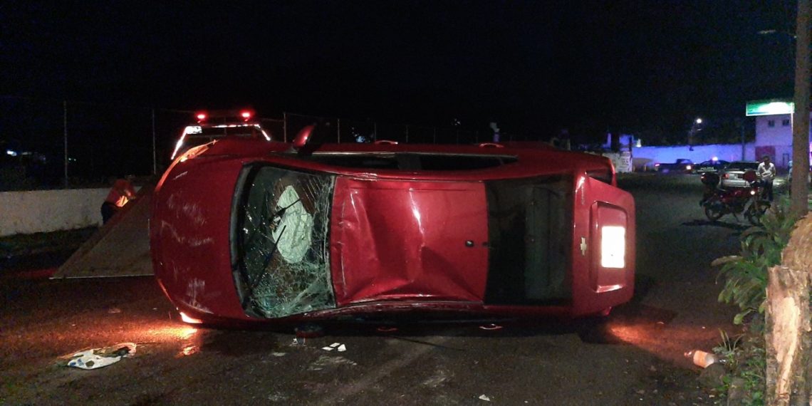 Abandonan automóvil volcado