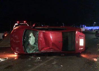 Abandonan automóvil volcado