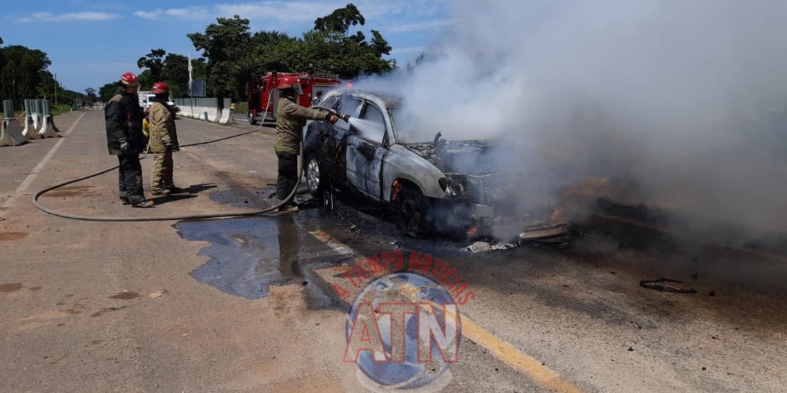 Corto circuito provoca incendio en una camioneta