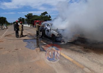 Corto circuito provoca incendio en una camioneta