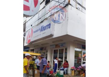 Asaltan farmacia del Ahorro