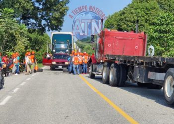 Bloquean carretera para exigir el pago de una quincena