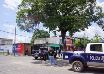Delincuentes abandonan taxi
